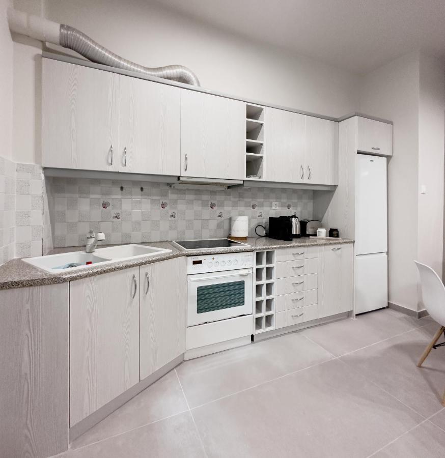 Metro Chic Haven: Modernized Urban Studio Near The Tram Aten Exteriör bild