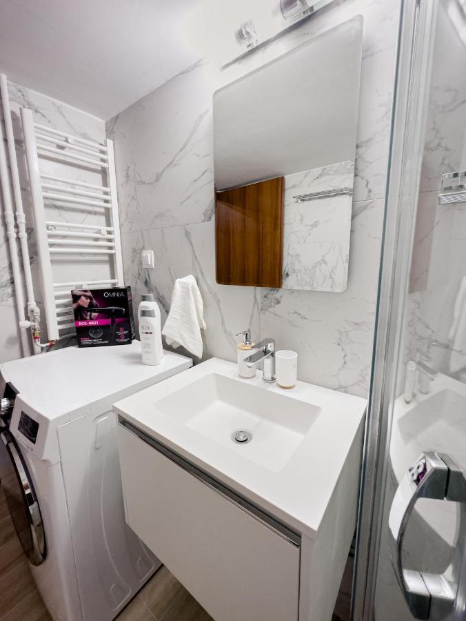Metro Chic Haven: Modernized Urban Studio Near The Tram Aten Exteriör bild
